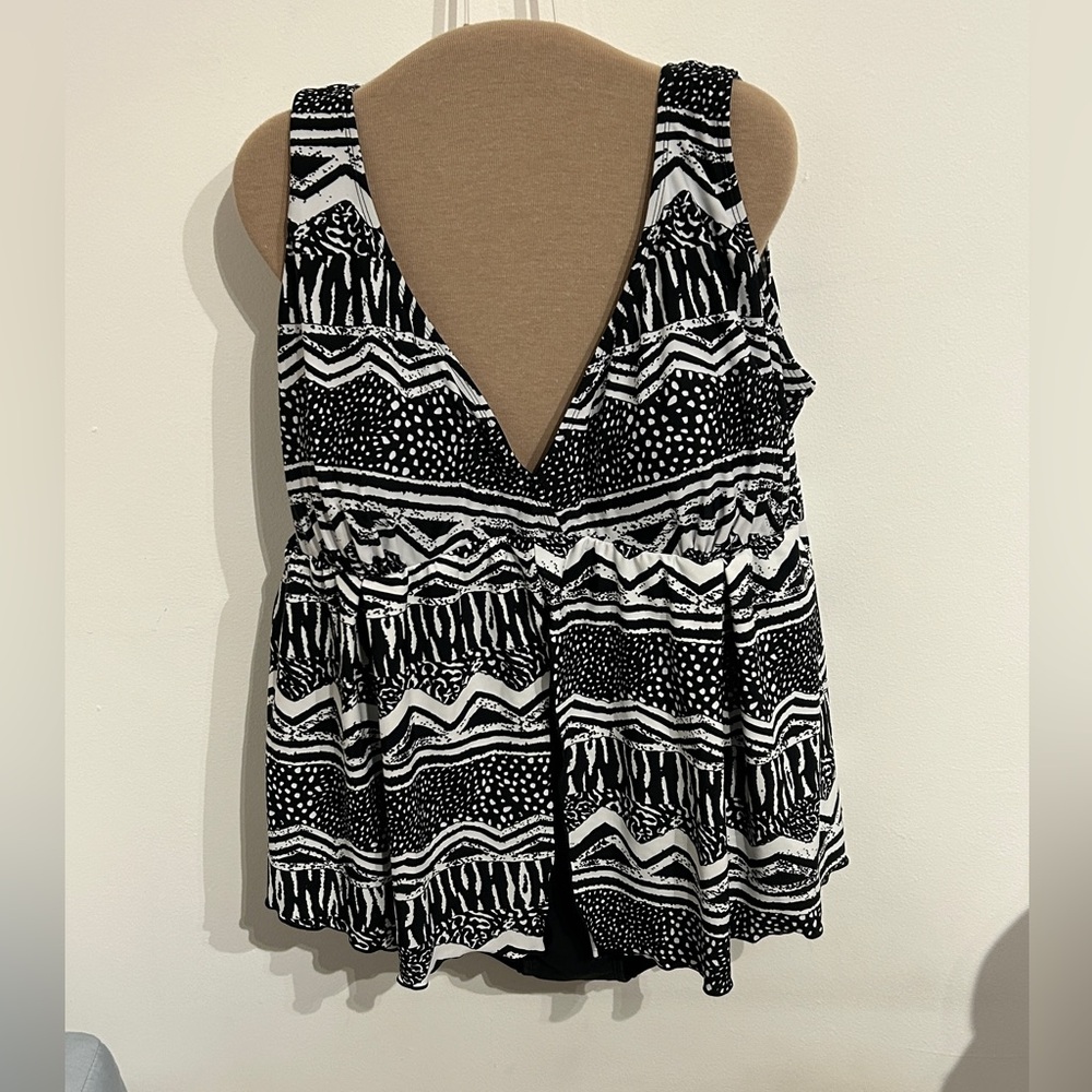 Southern Breeze Women's 22W Swimsuit Black White Geometric 1 PC New w/out Tags